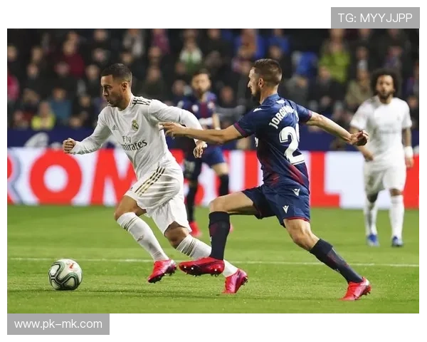 足球球星亲自驾车挑战惊险下坡瞬间全程记录震撼曝光